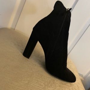 STEVE MADDEN - Black zip up booties